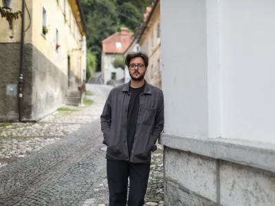 Jan Krmelj, gledali&scaron;ki režiser, pesnik in avdiovizualni ustvarjalec.