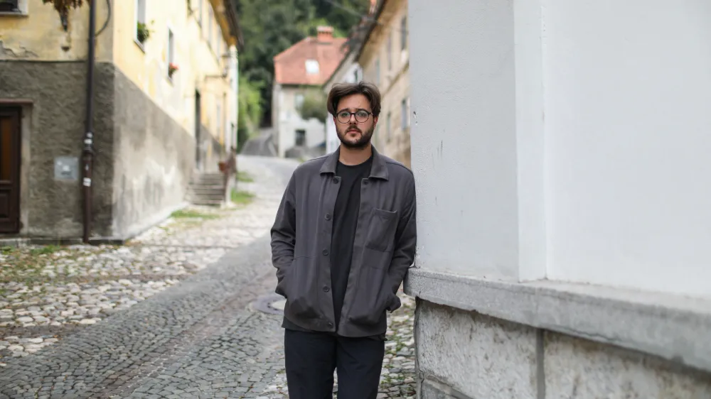 Jan Krmelj, gledali&scaron;ki režiser, pesnik in avdiovizualni ustvarjalec.