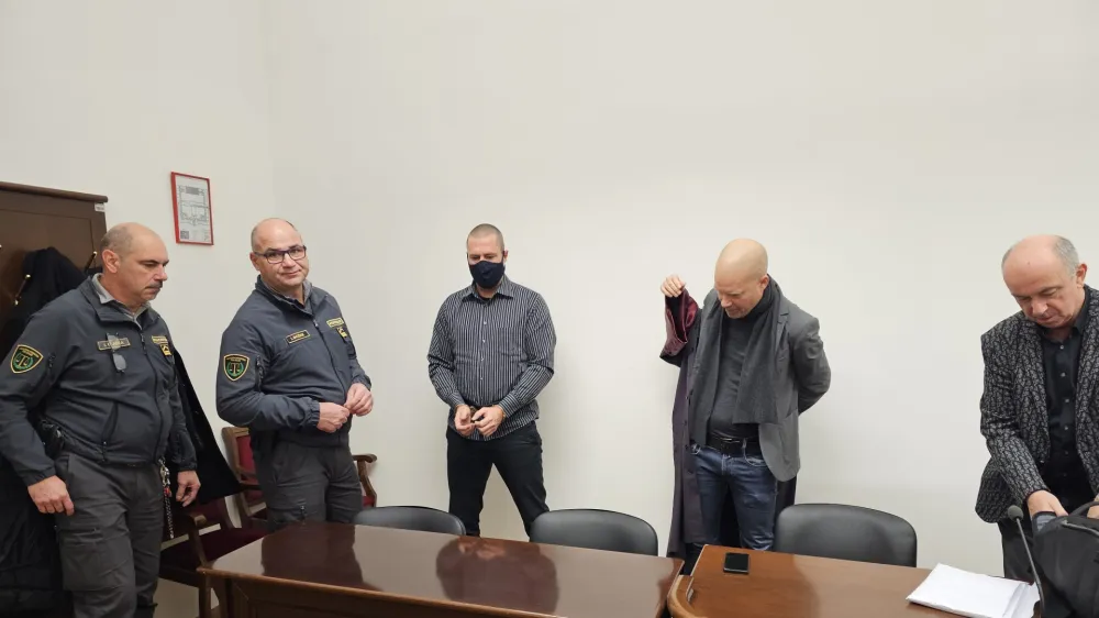 Že od marca lani priprtega Žarka Gorenjca (v sredini) zagovarjata odvetnika Marko Makuc in Gorazd Fi&scaron;er (desno). F Slovenske novice 