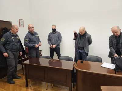 Že od marca lani priprtega Žarka Gorenjca (v sredini) zagovarjata odvetnika Marko Makuc in Gorazd Fi&scaron;er (desno). F Slovenske novice 