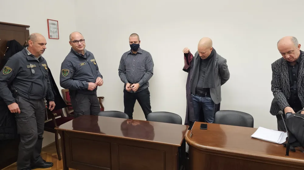 Že od marca lani priprtega Žarka Gorenjca (v sredini) zagovarjata odvetnika Marko Makuc in Gorazd Fi&scaron;er (desno). F Slovenske novice 