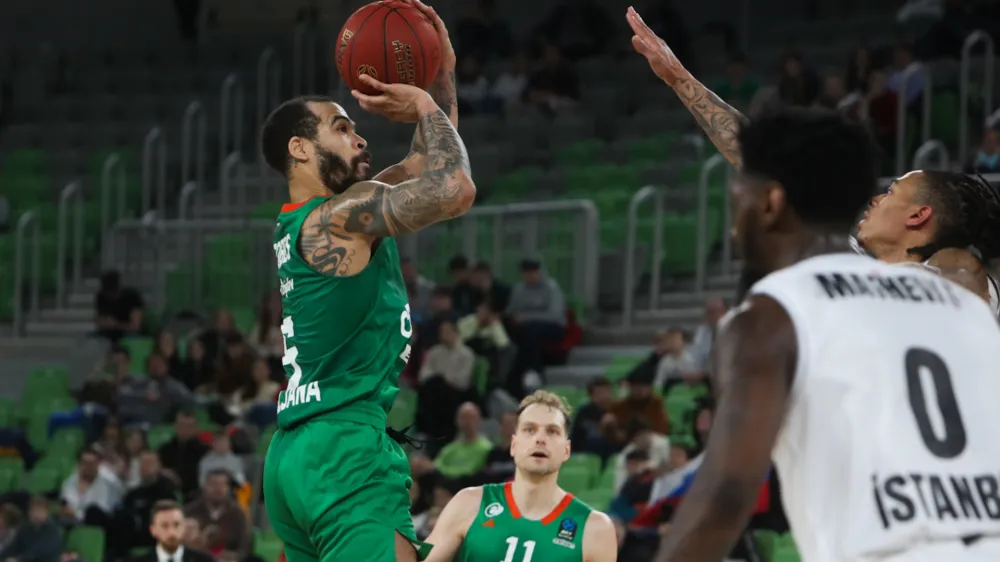 Ko&scaron;arkar Olimpije Justin Cobbs kljub 19 točkam ni uspel preprečiti poraza proti Be&scaron;ikta&scaron;u.