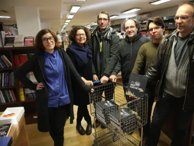 Na fotografiji so sodelavci pri novi knjigi, in sicer urednici Alenka Veler in Nela Malečkar ter pisci Igor Ba&scaron;in, Marko Doles, Tomaž Zaniuk in Gal Krizmanič.
Foto: Tomaž Skale