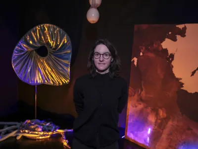 kuratorka Jana Stardelova - 22.12.2023 - Galerija &Scaron;kuc - Skupinska razstava Tukaj, a nekje drugje skozi osebne zgodbe raziskuje univerzalne člove&scaron;ke izku&scaron;nje z mobilnostjo, gibanjem in pripadnostjo //FOTO: Jaka Gasar