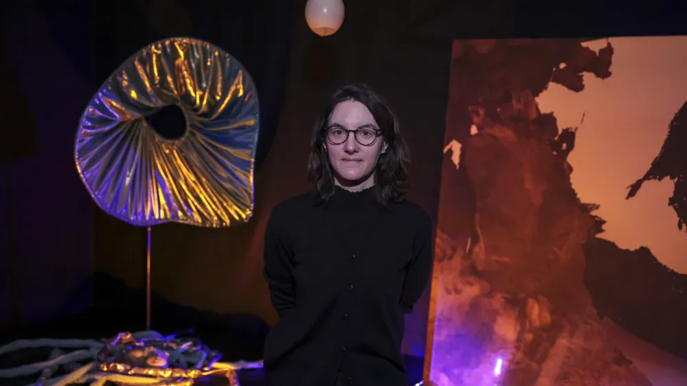 kuratorka Jana Stardelova - 22.12.2023 - Galerija &Scaron;kuc - Skupinska razstava Tukaj, a nekje drugje skozi osebne zgodbe raziskuje univerzalne člove&scaron;ke izku&scaron;nje z mobilnostjo, gibanjem in pripadnostjo //FOTO: Jaka Gasar