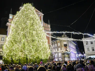 - 01.12.2023 &ndash; Veseli December v Ljubljani 2023 - prižig prazničnih luči v sredi&scaron;ču prestolnice - svetlobna okrasitev mesta - začetek prazničnega decembrskega sejma na ljubljanskih ulicah - novoletno okra&scaron;ena Ljubljana - //FOTO: Nik Erik Neubauer