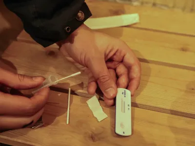 samotestiranje hitri test- 31.12.2021 &ndash; Novo leto 2022 - Silvestrovanje na prostem zaradi epidemije koronavirus covid-19 ni dovoljeno  //FOTO: Luka Cjuha.