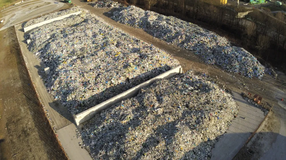 Že desetletje se Slovenija vsako leto sooča z embalažnim kaosom; kupov odpadne embalaže nihče noče prevzeti (na fotografiji skladi&scaron;če ljubljanske Snage). Foto: arhiv Snage