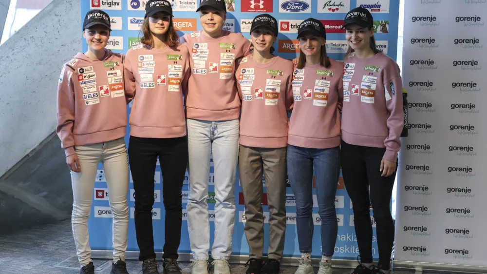 Na prvi novoletni turneji bodo Slovenijo zastopale (od leve): Ema Klinec, Ajda Ko&scaron;njek, Taja Bodlaj, Nika Prevc, Katra Komar in Nika Križnar. Foto: Jaka Gasar