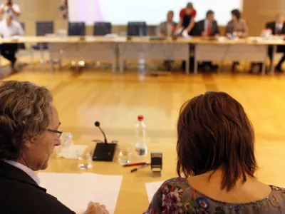 vodja koordinacije stavkovnih odborov sindikatov javnega sektorja Branimir &Scaron;trukelj - Podpis sporazuma med vlado in stavkajočimi sindikati javnega sektorja 2012 - sporazum med drugim predvideva 8-odstotno znižanje plač javnih uslužbencev, odpravo plačnih nesorazmerij ter umik normativov v &scaron;olstvu iz zakona za uravnoteženje javnih financ.//FOTO: Jaka Gasar