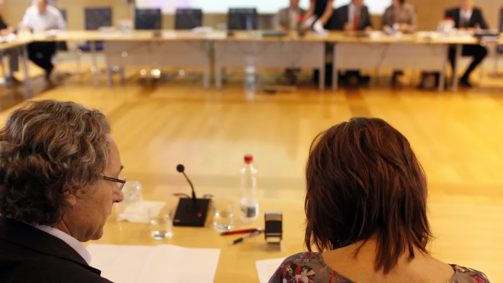 vodja koordinacije stavkovnih odborov sindikatov javnega sektorja Branimir &Scaron;trukelj - Podpis sporazuma med vlado in stavkajočimi sindikati javnega sektorja 2012 - sporazum med drugim predvideva 8-odstotno znižanje plač javnih uslužbencev, odpravo plačnih nesorazmerij ter umik normativov v &scaron;olstvu iz zakona za uravnoteženje javnih financ.//FOTO: Jaka Gasar