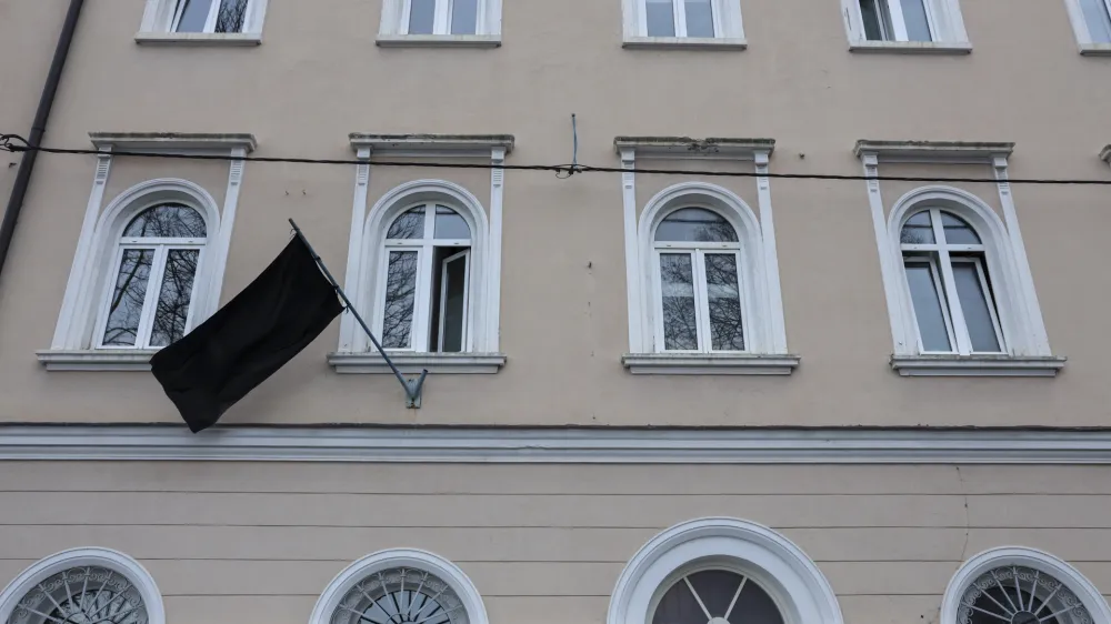 Vzroka hude železni&scaron;ke nesreče, v kateri sta ugasnili dve člove&scaron;ki življenji, pristojni danes &scaron;e niso mogli sporočiti. Na fotografiji žalna zastava na poslopju železni&scaron;ke postaje v Postojni. Foto: Jaka Gasar