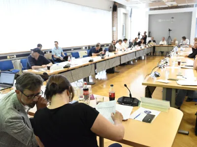 Svet RTVS je po dolgi, burni razpravi le potrdil programsko-produkcijski načrt. A ta je po menju &scaron;tevilnih zgolj &raquo;preživetven&laquo;. Foto: Nik Erik Neubauer&nbsp;