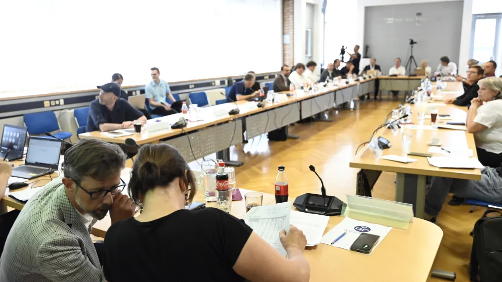 Svet RTVS je po dolgi, burni razpravi le potrdil programsko-produkcijski načrt. A ta je po menju &scaron;tevilnih zgolj &raquo;preživetven&laquo;. Foto: Nik Erik Neubauer&nbsp;