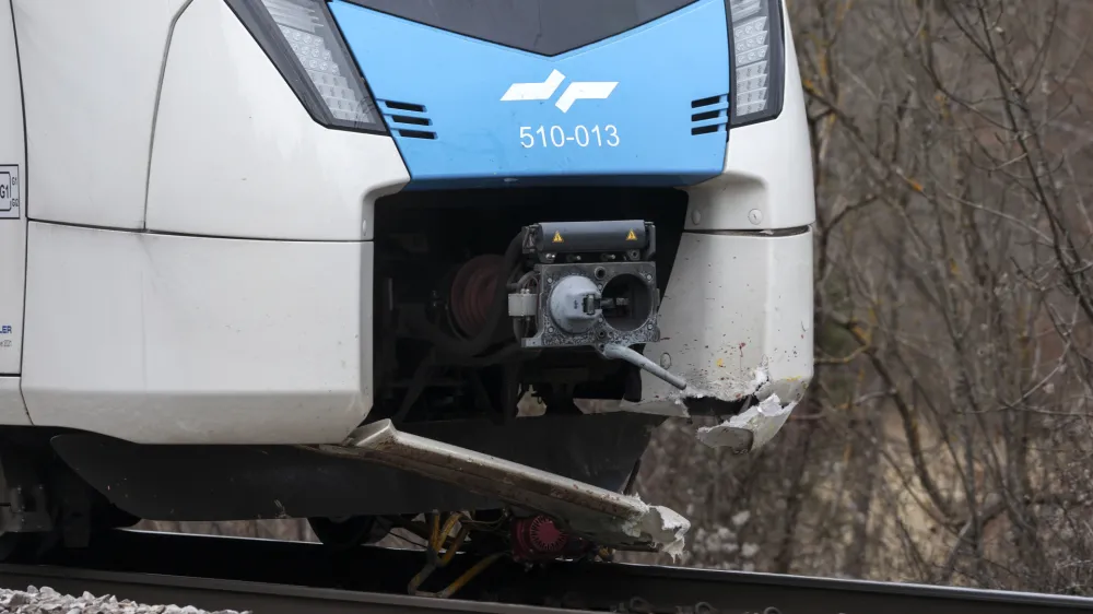 - 21.12.2023 &ndash; Postojna - železni&scaron;ka nesreča &ndash; potni&scaron;ki vlak je zbil &scaron;est delavcev Slovenskih železnic, ki so na tirih opravljali vzdrževalna dela, dve osebi sta umrli, &scaron;tirje huje po&scaron;kodovani - železni&scaron;ka proga na železni&scaron;kem prehodu Rakitnik med Prestrankom in Postojno //FOTO: Jaka Gasar