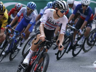 Tadej Pogačar &scaron;e ni pri&scaron;el do zmage v dresu UAE-ja s simbolom državnega prvaka. Na Touru je dobil dve etapi v beli majici najbolj&scaron;ega mladega koelsarja. 