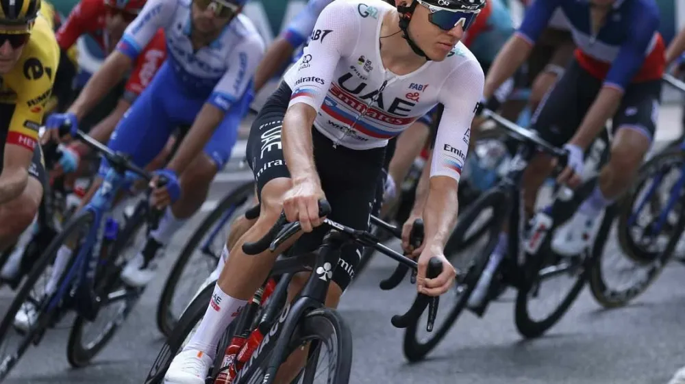 Tadej Pogačar &scaron;e ni pri&scaron;el do zmage v dresu UAE-ja s simbolom državnega prvaka. Na Touru je dobil dve etapi v beli majici najbolj&scaron;ega mladega koelsarja. 
