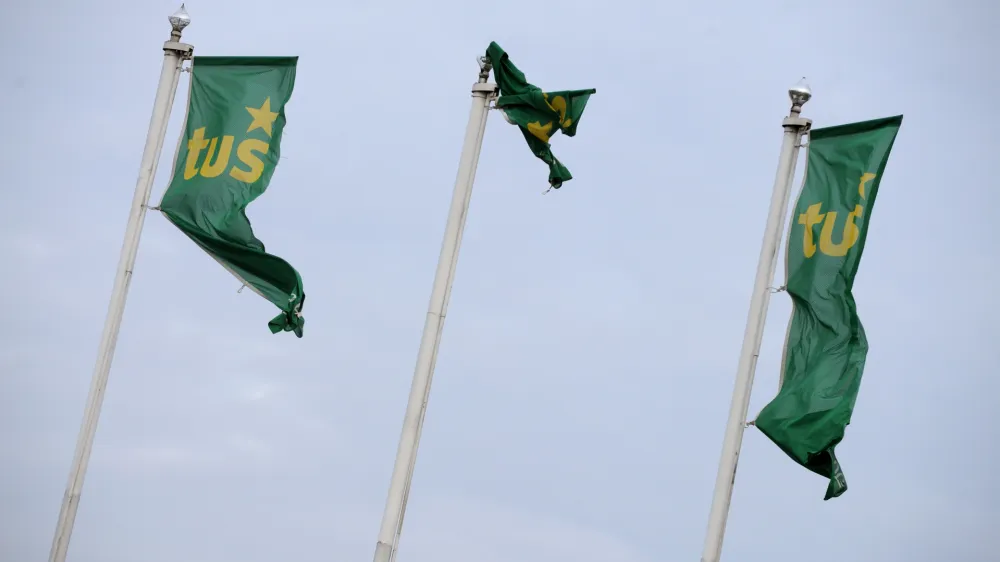 Grosuplje. Zastave, veter, TUS trgovina, logotip. Foto: Tamino Petelinsek/STA