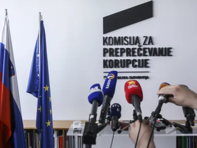 - simbolična fotografija - mediji, mikrofoni, slovenska in evropska zastava   - 31.3.2014 - Komisija za preprečevanje korupcije (KPK) - primopredaja poslov - prevzem poslov murskosobo&scaron;kega odvetnika Borisa &Scaron;tefaneca kljub &scaron;tevilnim pozivom k odstopu v zadnjih tednih -    //FOTO: Jaka Gasar