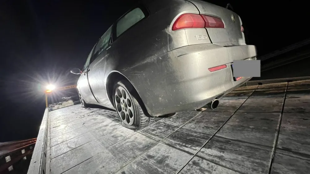 Alfa s predrtimi pnevmatikami po neuspelem begu