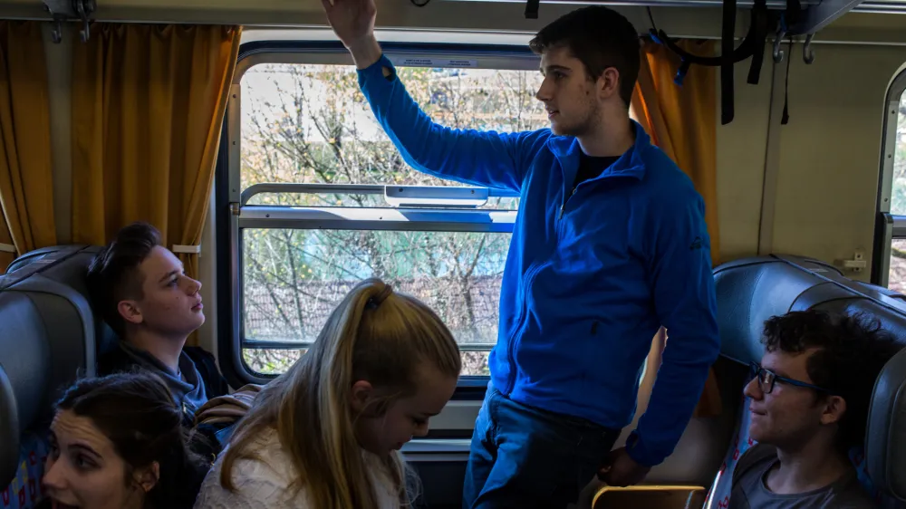 Medtem ko ima povprečni vlak v Sloveniji v vsakem trenutku dve tretjini prostih sedežev, to ne velja za konice: takrat so vlaki prenatrpani. Polnijo jih predvsem dijaki in &scaron;olarji.&nbsp;