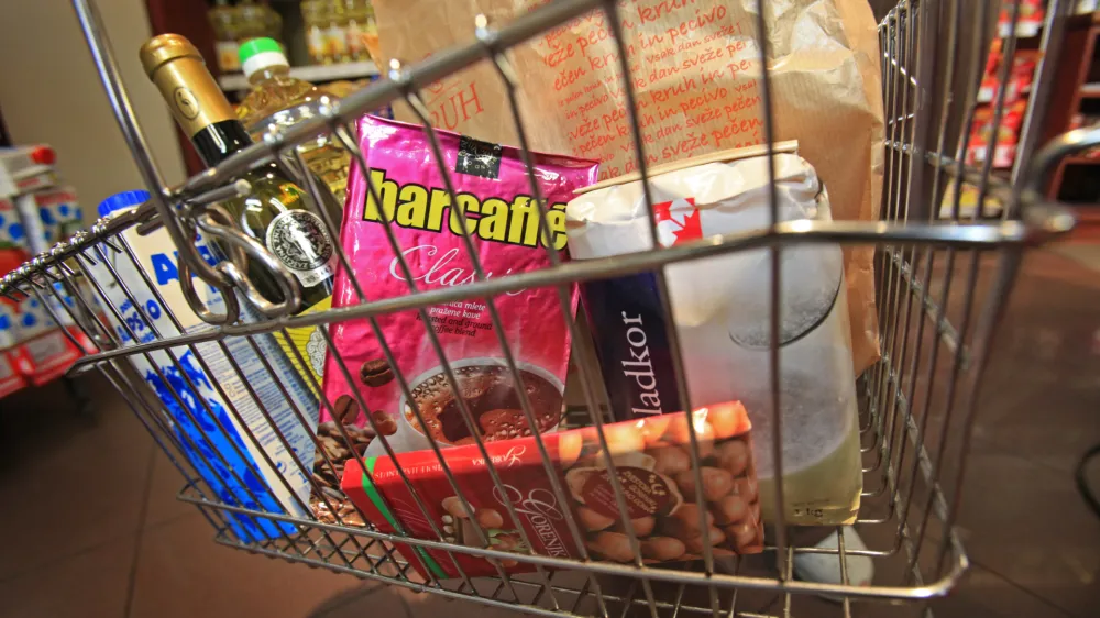 - osnovna živila - družinska ko&scaron;arica minimalnih življenjskih stro&scaron;kov - //FOTO: Matej Pov&scaron;e
