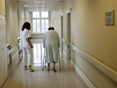 Obvezno zdravstveno zavarovanje bo po 1. januarju v celoti, stoodstotno, krilo ko&scaron;arico pravic v enakem obsegu, kot sta jo do 1. januarja 2024 obvezno in dopolnilno zdravstveno zavarovanje. Foto: Tomaž Skale&nbsp;