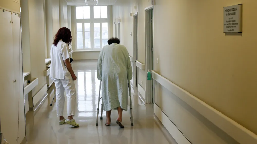 Obvezno zdravstveno zavarovanje bo po 1. januarju v celoti, stoodstotno, krilo ko&scaron;arico pravic v enakem obsegu, kot sta jo do 1. januarja 2024 obvezno in dopolnilno zdravstveno zavarovanje. Foto: Tomaž Skale&nbsp;