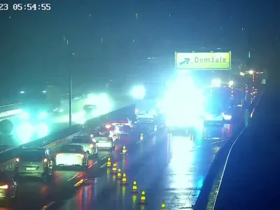 Na &scaron;tajerski avtocesti je zaradi prevrnjenega tovornjaka nastala večkilometrska kolona. 