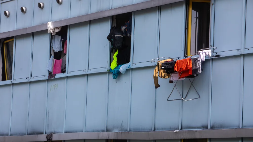 - migranti -- prezasedenosti azilnega doma - sprejme lahko največ 350 ljudi, trenutno jih je tam že 1200 - 15.09.2023 &ndash; Azilni dom Ljubljana - Urad Vlade republike Slovenije za oskrbo in integracijo Migrantov, Cesta v Gorice 15 v Ljubljani -Vič //FOTO: Bojan Velikonja