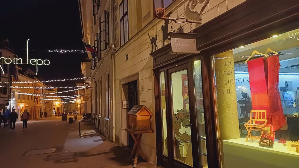 V mestnem jedru &Scaron;kofje Loke tudi letos vabijo s prodajnimi razstavami izbranih izdelkov ustvarjalk in ustvarjalcev.