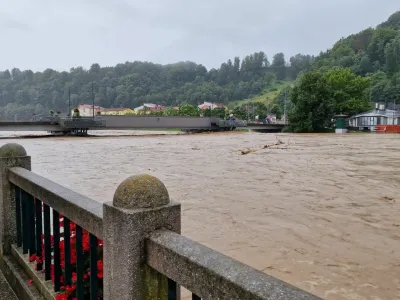 Most čez Savinji, ki vodi v sam center La&scaron;kega, je bil v avgustovski poplavi poln plavja. 