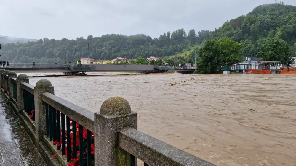 Most čez Savinji, ki vodi v sam center La&scaron;kega, je bil v avgustovski poplavi poln plavja. 