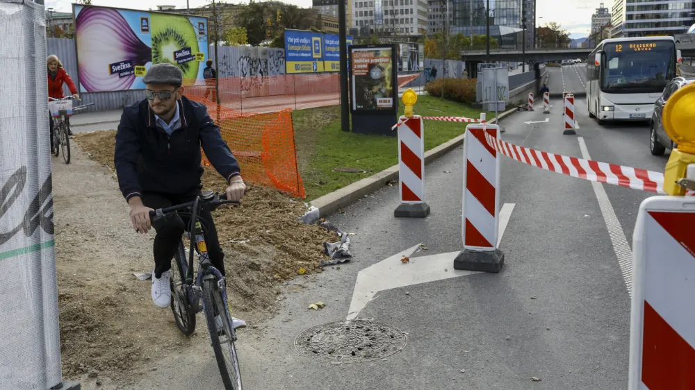 - kolesarji- 17.11.2023 &ndash; križi&scaron;če Dunajska cesta - Vilharjeva cesta, prenova - gradbi&scaron;če - k //FOTO: Luka Cjuha