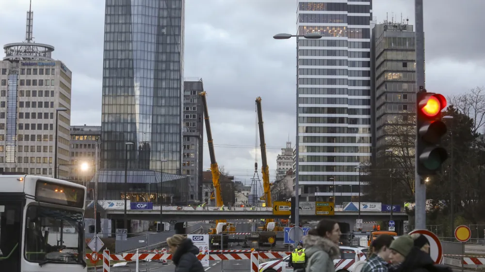 - ru&scaron;enje železni&scaron;kega nadvoza nad Dunajsko cesto - 04.01.2024 - popolna zapora Dunajske ceste v sklopu gradnje novega Potni&scaron;kega centra Ljubljana - delavci začeli podirati južni del nadvoza nad Dunajsko cesto - //FOTO: Luka Cjuha
