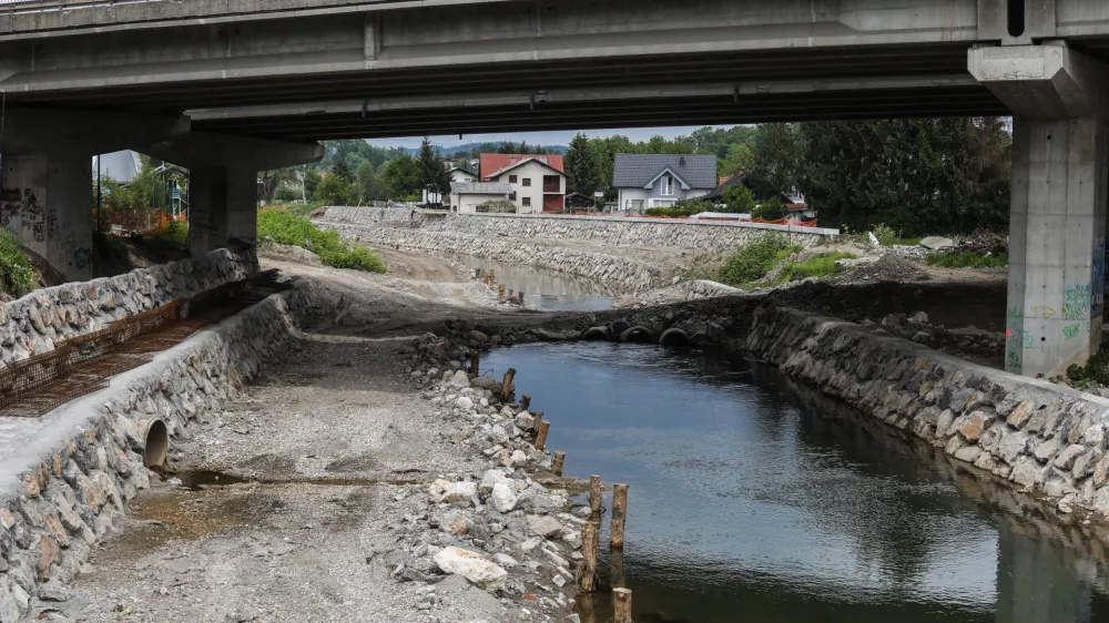 - 09.05.2023 &ndash; Gradbi&scaron;če &scaron;iritve protipoplavne za&scaron;čite za južni del Ljubljane na Malem Grabnu na Dolgem mostu. Mali Graben //FOTO: Bojan Velikonja