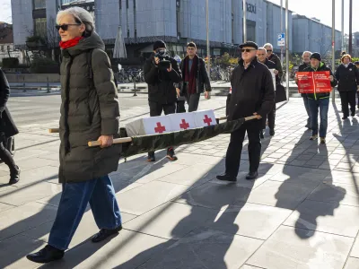 Takole so včeraj predstavniki iniciative Glas ljudstva v DZ prinesli podpise volilcev pod predlog novele zakona o nujnih ukrepih za zagotovitev stabilnosti zdravstvenega sistema.&nbsp;