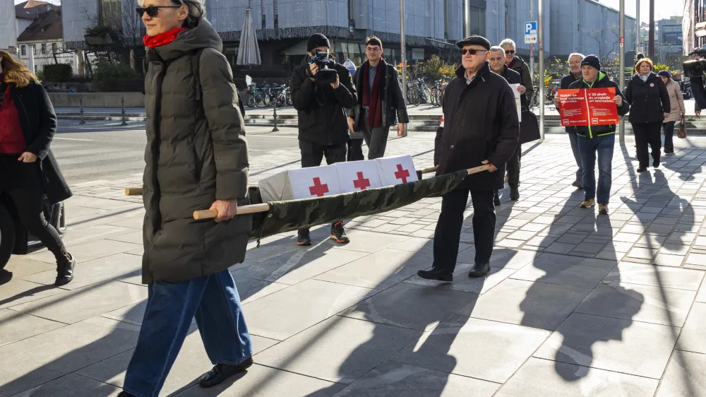 Takole so včeraj predstavniki iniciative Glas ljudstva v DZ prinesli podpise volilcev pod predlog novele zakona o nujnih ukrepih za zagotovitev stabilnosti zdravstvenega sistema.&nbsp;