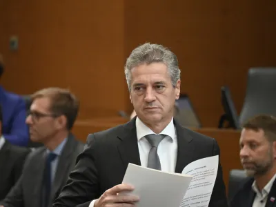 predsednik vlade Robert Golob<br><br><br><br><br>&nbsp;13.10.2023 &ndash; Državni zbor &ndash; 49.&nbsp;&nbsp;izredna seja DZ - odločali o predlogu kandidatke za novo ministrico za zdravje Valentine Prevolnik Rupel ter o predlogu za razre&scaron;itev ministrice za kmetijstvo, gozdarstvo in prehrano Irene &Scaron;inko;<br><br>&nbsp;//FOTO: NIK ERIK NEUBAUER