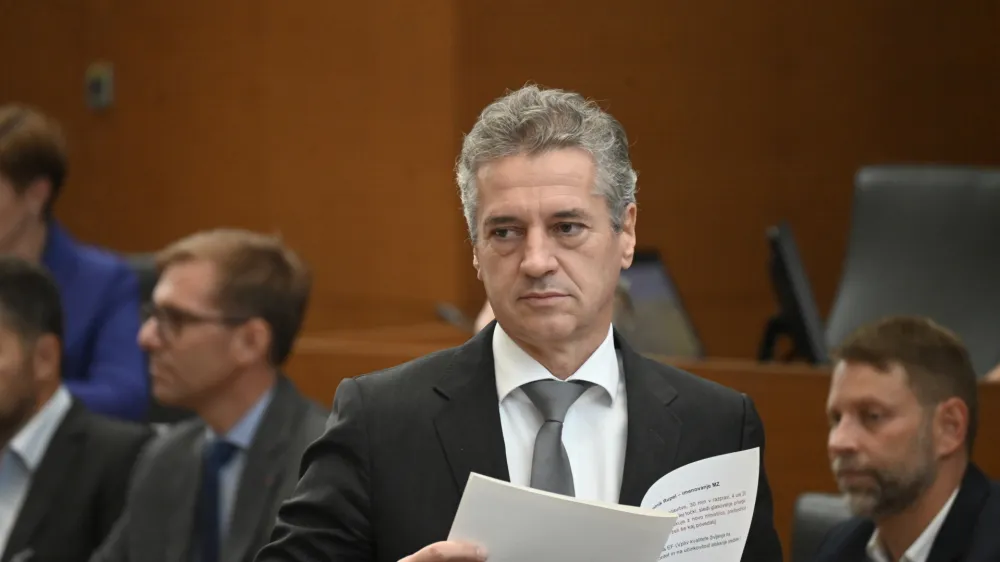 predsednik vlade Robert Golob<br><br><br><br><br>&nbsp;13.10.2023 &ndash; Državni zbor &ndash; 49.&nbsp;&nbsp;izredna seja DZ - odločali o predlogu kandidatke za novo ministrico za zdravje Valentine Prevolnik Rupel ter o predlogu za razre&scaron;itev ministrice za kmetijstvo, gozdarstvo in prehrano Irene &Scaron;inko;<br><br>&nbsp;//FOTO: NIK ERIK NEUBAUER