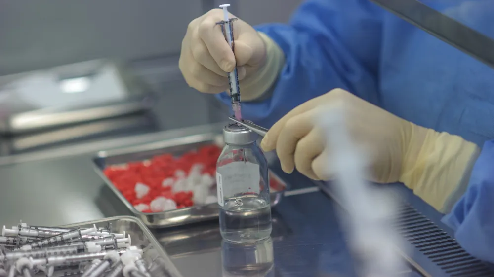 - ilustrativna fotografijazdravila, farmacevtski izdelki, krema, kreme, izdelava zdravil, mazila, injekcija, izdelava kapljic za oči- Lekarna UKC Ljubljana - dan odprtih vrat - predstavili način priprave zdravil in prostore lekarne, Zalo&scaron;ka 7   //FOTO: Tomaž Zajel&scaron;nik