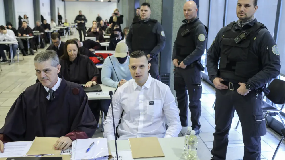 Zagovornik Branko Gvozdič in Klemen Kadivec (v prvi vrsti) protestirata proti strogemu priporni&scaron;kemu režimu. Foto: Jaka Gasar&nbsp;