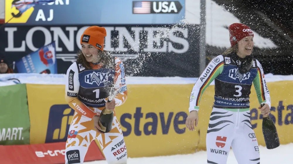 Prvouvr&scaron;čeni slalomistki Petra Vlhova (levo) in Lena D&uuml;rr sta imeli v Kranjski Gori privilegij odpiranja penine.