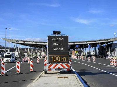 - mejni prehod Obrežje po 31 letih ukinil mejni nadzor - slovensko - hrva&scaron;ka meja - ukinjen mejni nadzor<br><br>- 1.1.2023 &ndash; Vstop Hrva&scaron;ke v schengensko in evrsko območje.<br><br>//FOTO: Nik Erik Neubauer