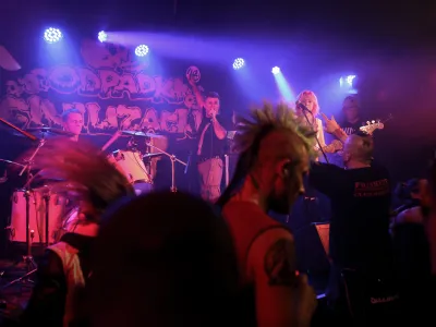 Novembra so Odpadki civilizacije praznovali 40. obletnico svojega prvega koncerta v legendarnem Disku FV. Rojstni dan so proslavili v Klubu Gromka, kjer je publika norela do jutranjih ur.