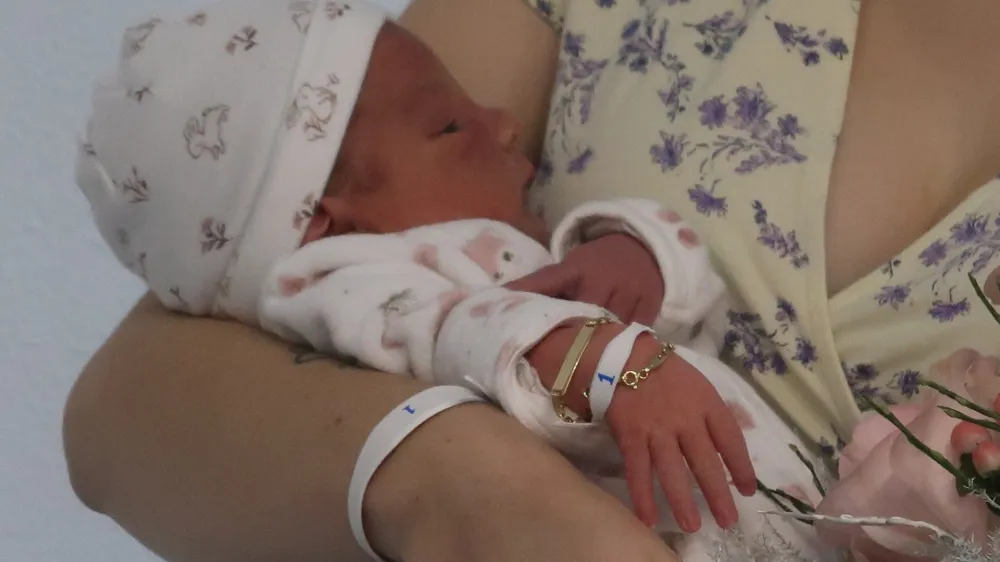 Sempeter pri Gorici, sempetrska porodnisnica.<br>Obdaritev prvorojenrga otroka, deklice Lane v letosnjem letu.<br>Deklica Lana z zlato zapestnico.