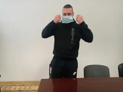 Običajno v srajco in kravato Žarko Gorenjc se je včeraj na sodi&scaron;ču pojavil v črni trenerki. Obraz si je pred fotografskim objektivom zakril z medicinsko masko. 