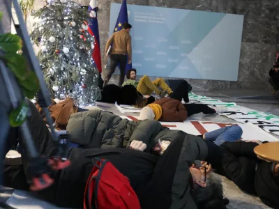 - 09.01.2024 - Mladi za podnebno pravičnost izvedli akcijo pred Ministrstvom za okolje, podnebje in energijo (MOPE) na temo osnutka Nacionalnega energetskega in podnebnega načrta (NEPN).&nbsp;//FOTO: Bojan Velikonja