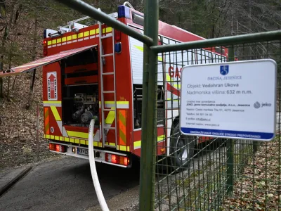 Pomoč gasilcev ob po&scaron;kodovanem&nbsp;vodovodu Peričnik.