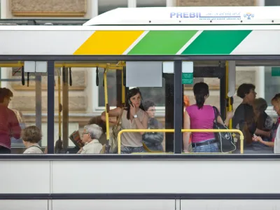 ﻿- LPP - Ljubljanski potni&scaron;ki promet - komunikacija,ljudje,potniki,avtobusi mestnega potni&scaron;kega prometa,MPP//FOTO: Tomaž Zajel&scaron;nikOPOMBA: ZA OBJAVO V PRILOGI - DNEVNIKOV OBJEKTIV - REPORTAŽA 2013    //FOTO: Tomaž Zajel&scaron;nik